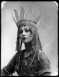 Bassano, Christine Silver (Mrs Roland Sturgis) en Titania, reine des Fées - 1913