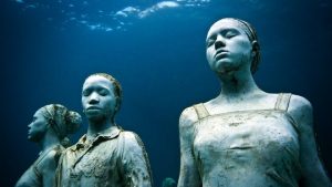 Jason deCaires Taylor, oeuvres intitulée Vicissitudes réalisée en 2007, 26 statues de jeunes femmes et jeunes hommes, source : website de l'artiste