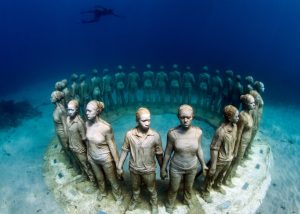 Jason deCaires Taylos, oeuvres intitulée Vicissitudes réalisée en 2007, 26 statues de jeunes femmes et jeunes hommes, source : website de l'artiste