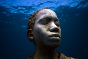 Jason deCaires Taylos, oeuvres intitulée Vicissitudes réalisée en 2007, 26 statues de jeunes femmes et jeunes hommes, source : website de l'artiste