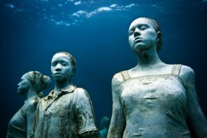 Jason deCaires Taylos, oeuvres intitulée Vicissitudes réalisée en 2007, 26 statues de jeunes femmes et jeunes hommes, source : website de l'artiste