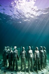 Jason deCaires Taylor, oeuvres intitulée Vicissitudes réalisée en 2007, 26 statues de jeunes femmes et jeunes hommes