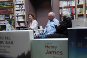 Rachel Silski (peintre), Jacques Sojcher (poète), Richard Kenigsman (peintre) dans la librairie La Licorne à Bruxelles, vagabondssanstreves.com 