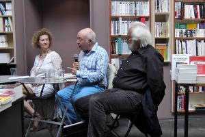 Rachel Silski (peintre), Jacques Sojcher (poète), Richard Kenigsman (peintre) dans la librairie La Licorne à Bruxelles, vagabondssanstreves.com 