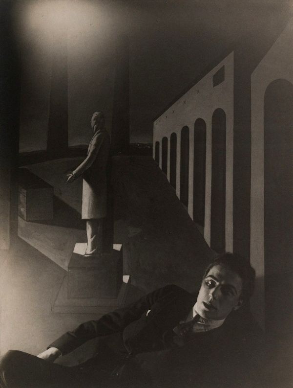 Man Ray, André Breton devant L’énigme d’une journée de Giorgio de Chirico, 1922, pinterest.com